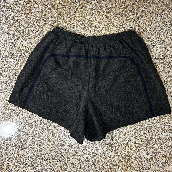 Men’s lulu shorts - Picture 2 of 3
